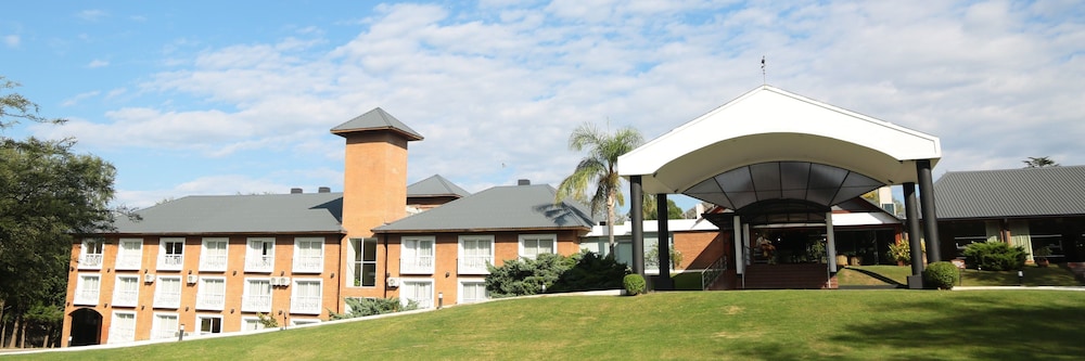 Howard Johnson by Wyndham Villa General Belgrano — 4-Star Luxury Hotel in Villa General Belgrano, Argentina