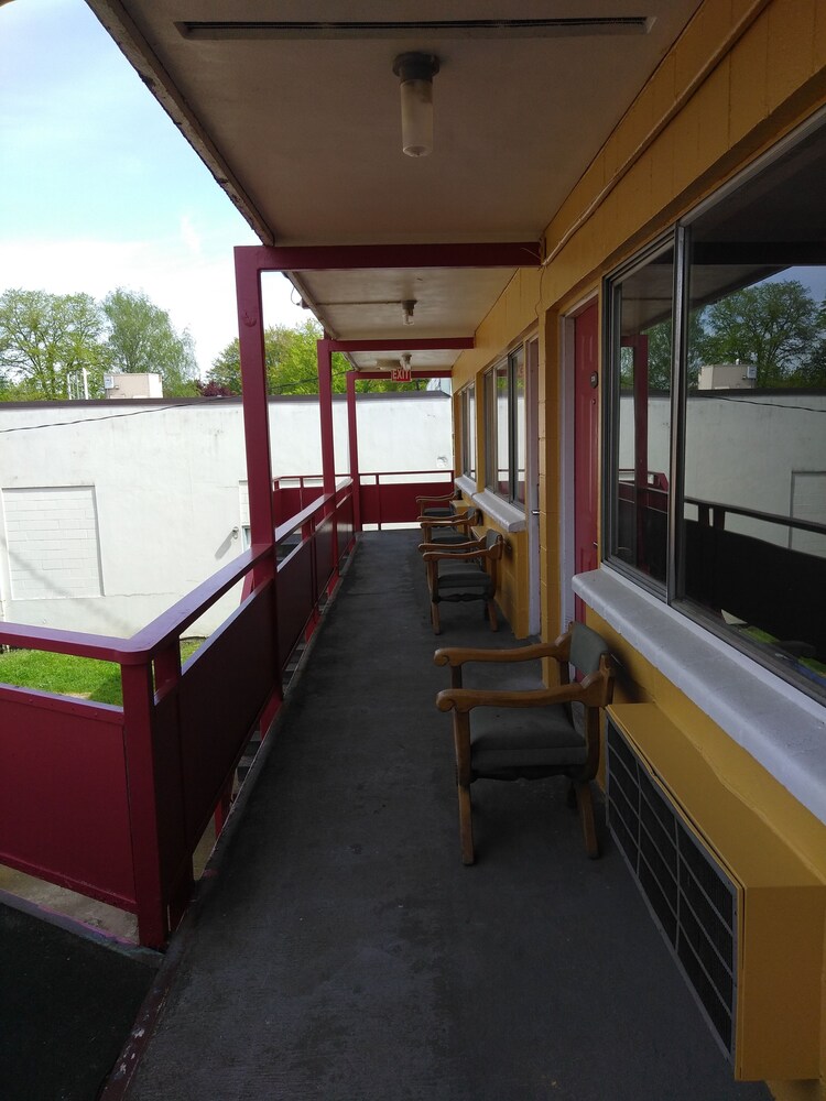 Longview Inn - photo 13