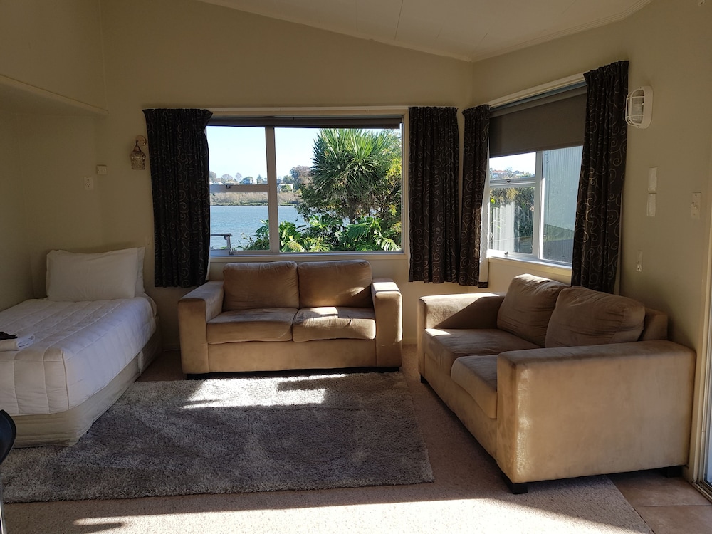 Fountain Court Motel