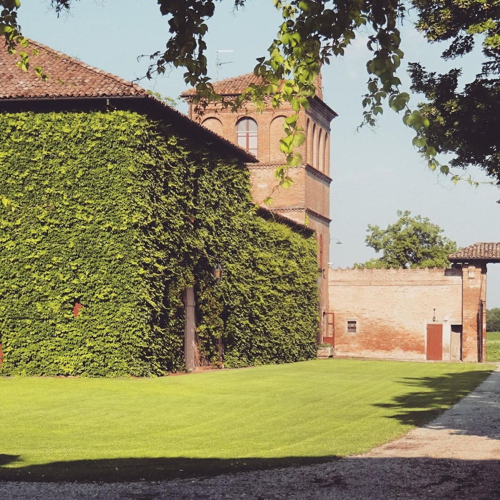 Agriturismo Palazzo Minelli — 4-Star Luxury Hotel in Sala Bolognese, Italy