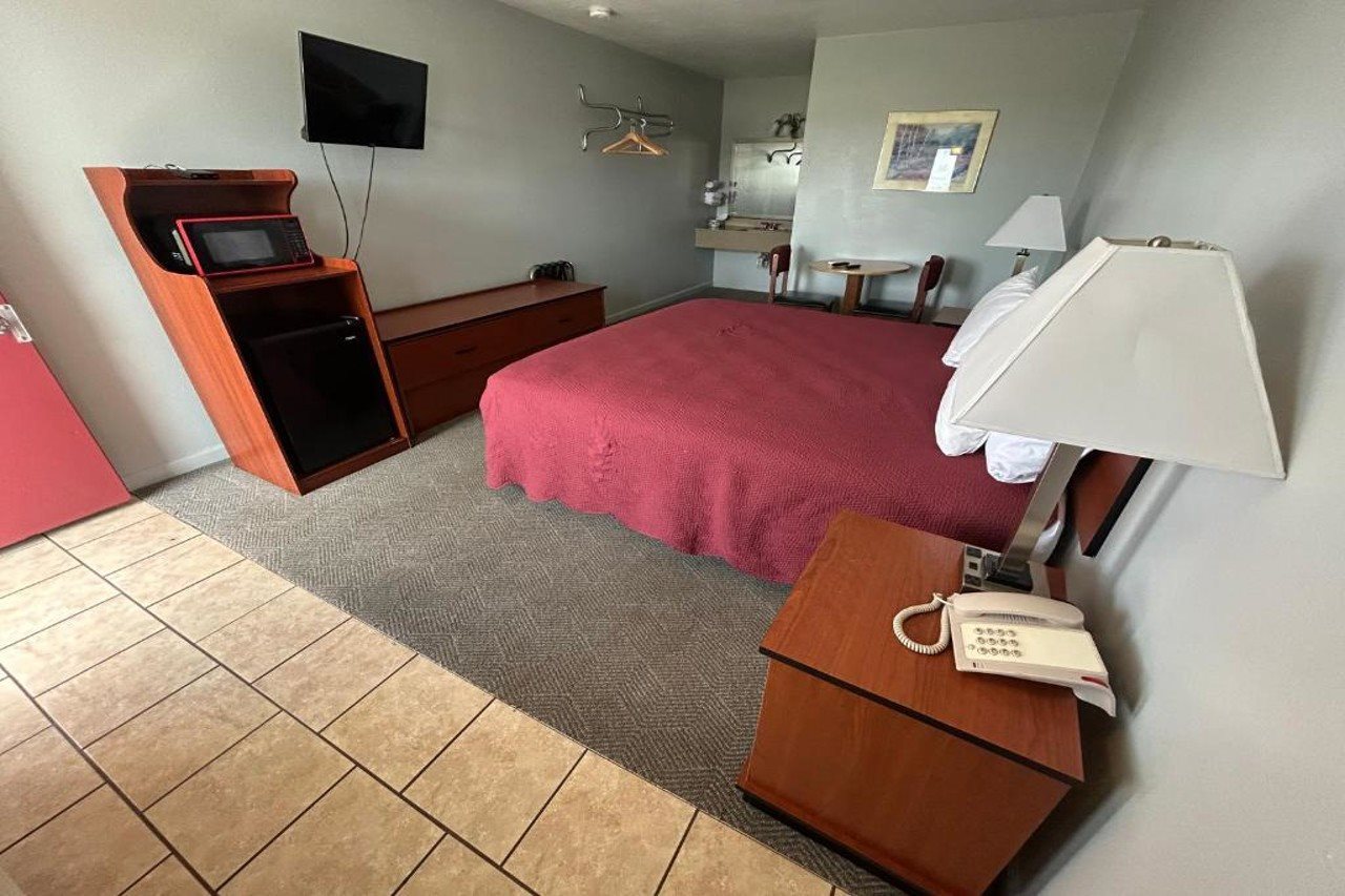 Aurora Inn Motel - photo 9