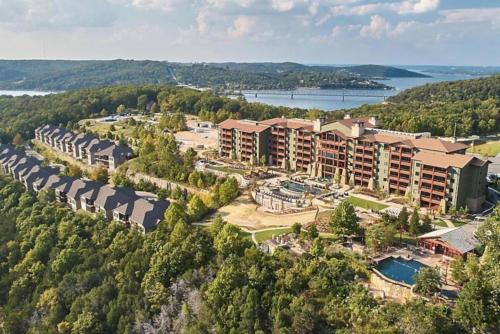 Enjoy the views of Table Rock Lake in this 2BD resort condo — hotel near Branson Airport