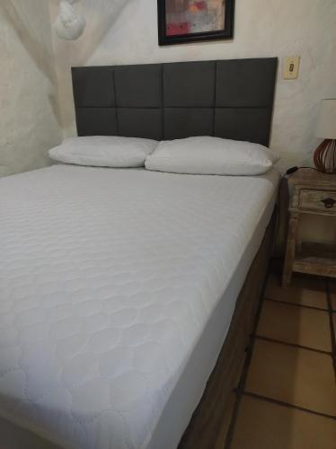 Cambury 100m do mar central 5 a 6 pessoas Ar condic Internet Estacion C02 in Sao Sebastiao, Brasil