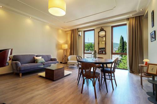 Central and Comfy Tbilisi 1BR Apartment by Wehost — 4-Star Luxury Hotel in Tbilisi, Georgia