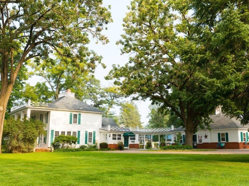 Oak Park Inn 4436256 — Whitehall