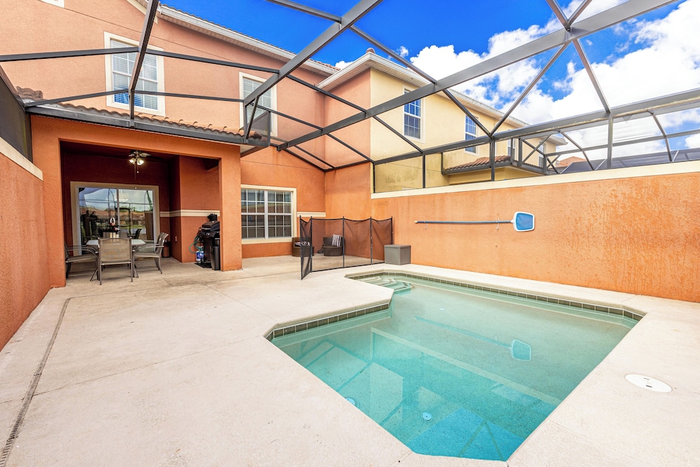 Spetacular TownHome With Private Pool close to Disney 8919PP — 4-Star Luxury Hotel in Kissimmee, United States