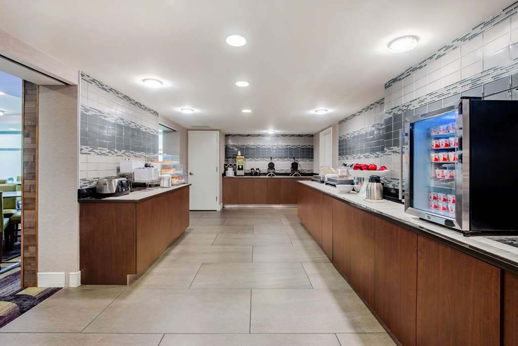 La Quinta Inn & Suites by Wyndham Baltimore BWI Airport - photo 78