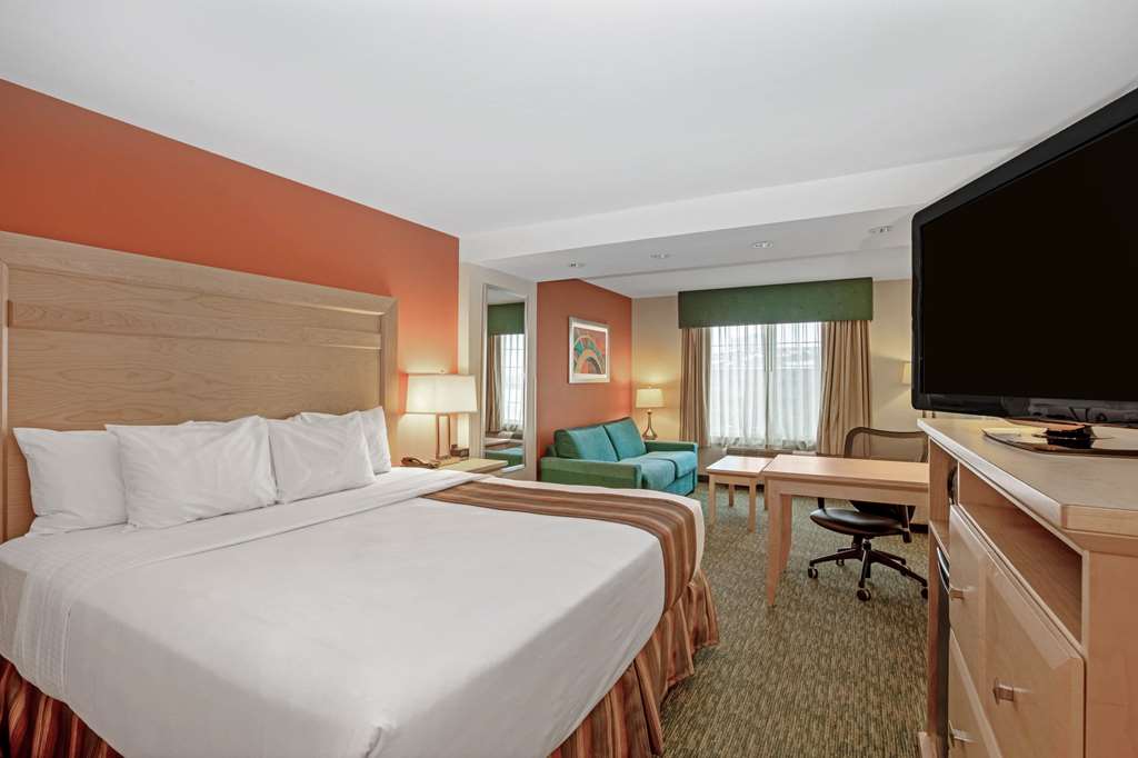La Quinta Inn & Suites by Wyndham Grand Forks - photo 30