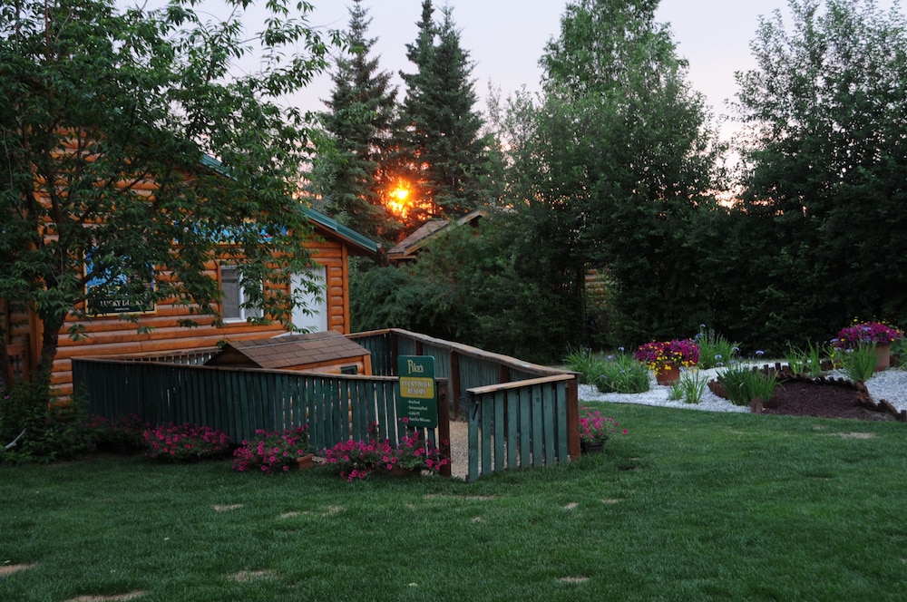 Pike's Waterfront Lodge - photo 24
