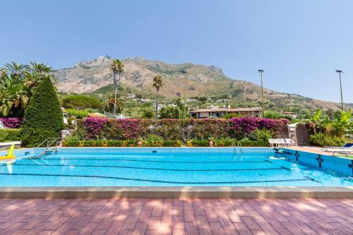 Villetta con Giardino esclusivo di 1000 mq Piscina Tennis Calcio Bocce in Ischia, Italy