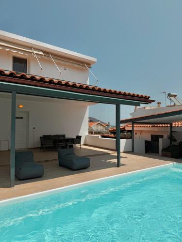 Seaview Complex with Pool — 4-Star Luxury Hotel in Limin Mesoyaias, Greece
