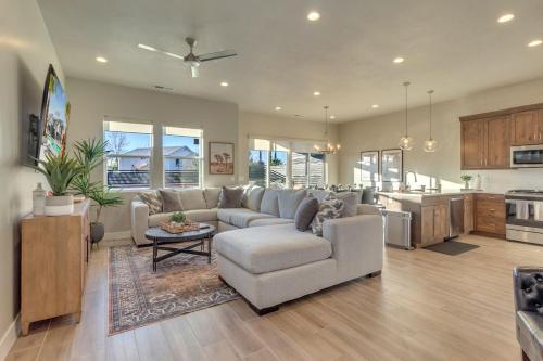 Ocotillo Springs Resort 40 Private Hot Tub Community Pool and More — 4-Star Luxury Hotel in Santa Clara, United States