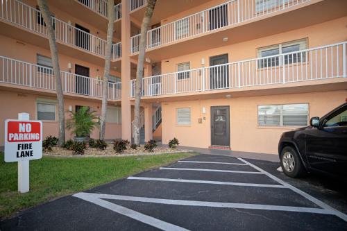 Fully Updated Ground Floor Poolside With Great Ocean View Unit 49 — 4-Star Luxury Hotel in Cocoa Beach, United States