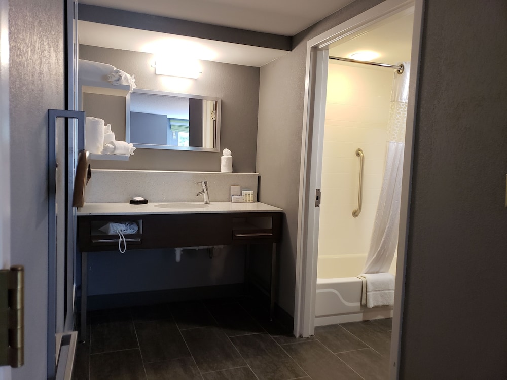 Hampton Inn & Suites Newtown - photo 105