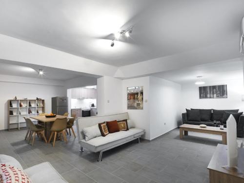 2 bedroom aprtmnt next to Hilton and all hospitals — 4-Star Luxury Hotel in Athens, Greece