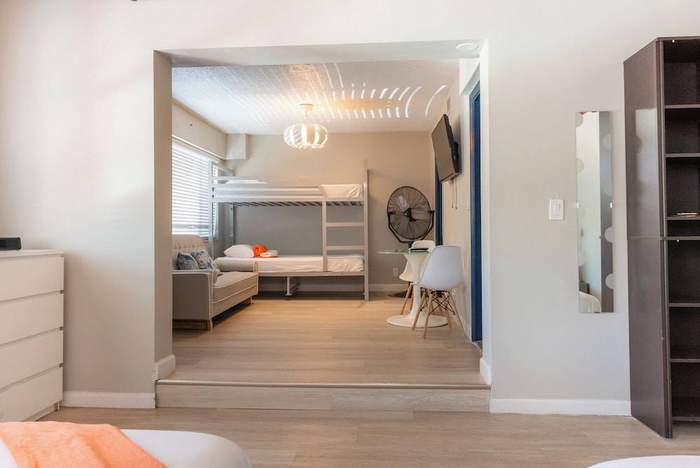 Hollywood Beach Suites - photo 17
