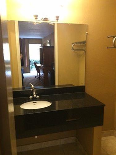 Richmond Inn & Suites - photo 12