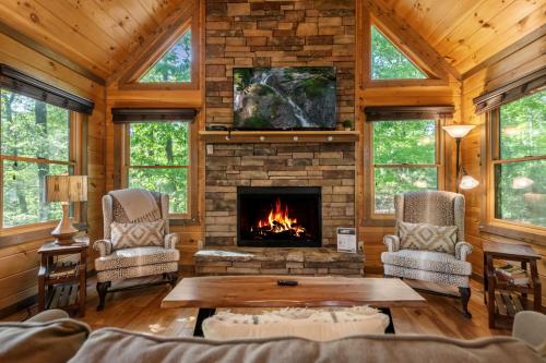 Wood Haven Retreat Coveted Mountain View Secluded Family Friendly Pet Friendly Hot Tub Porch Swing Fire Pit Jetted Tub in Blue Ridge, United States