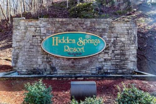 Kate's Cabin 3 min to Dollywood Cabin with Hot tub Game Room and Resort Pool - photo 8
