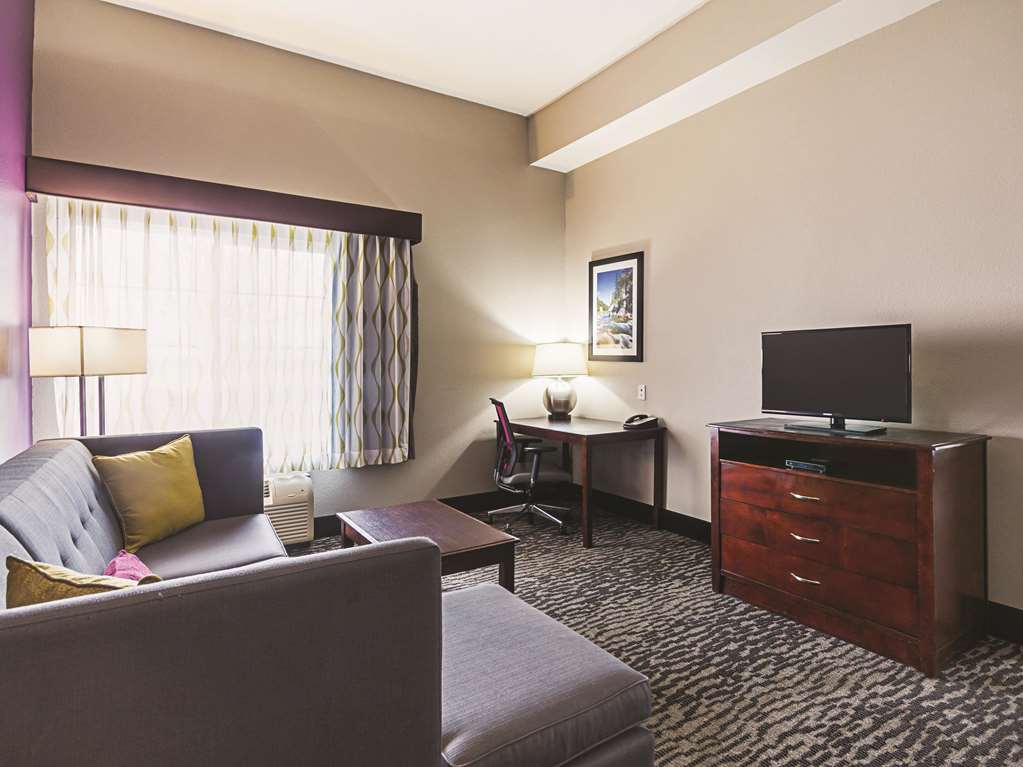 La Quinta Inn & Suites by Wyndham Fresno Northwest - photo 39