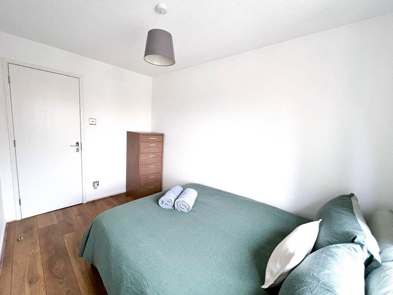 2 Bed Apartment Near ExCeL Free Parking & WiFi Ideal for Families Business & Leisure — 4-Star Luxury Hotel in London, United Kingdom