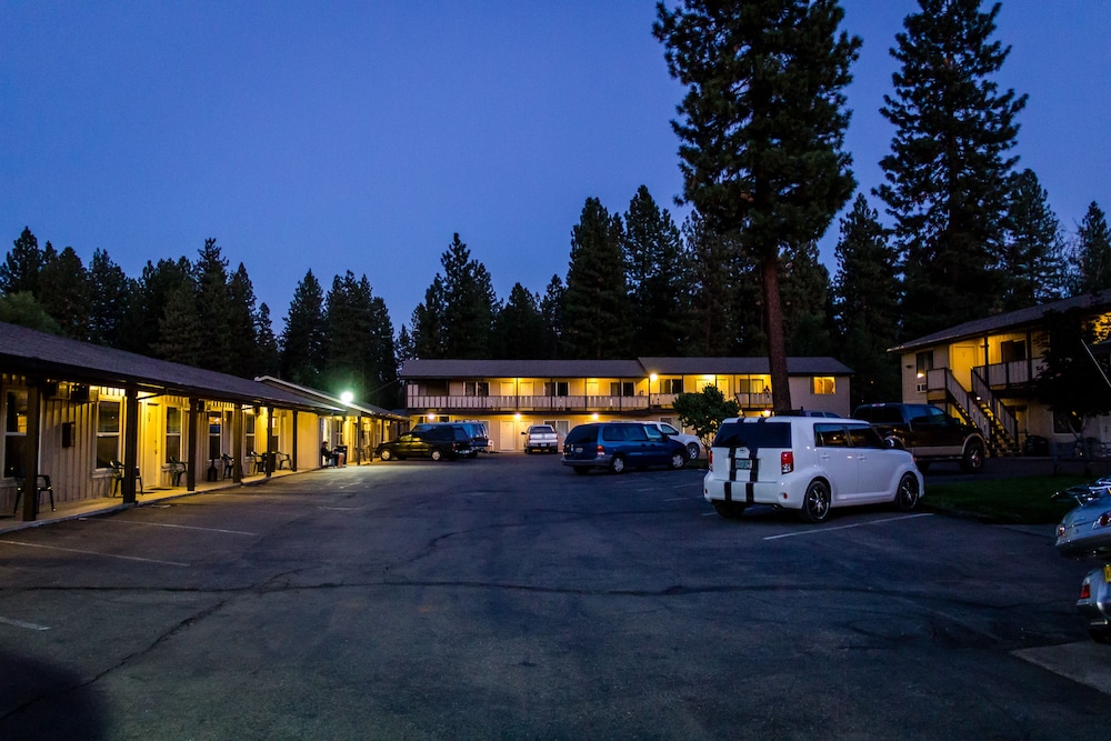 Charm Motel & Suites - photo 68