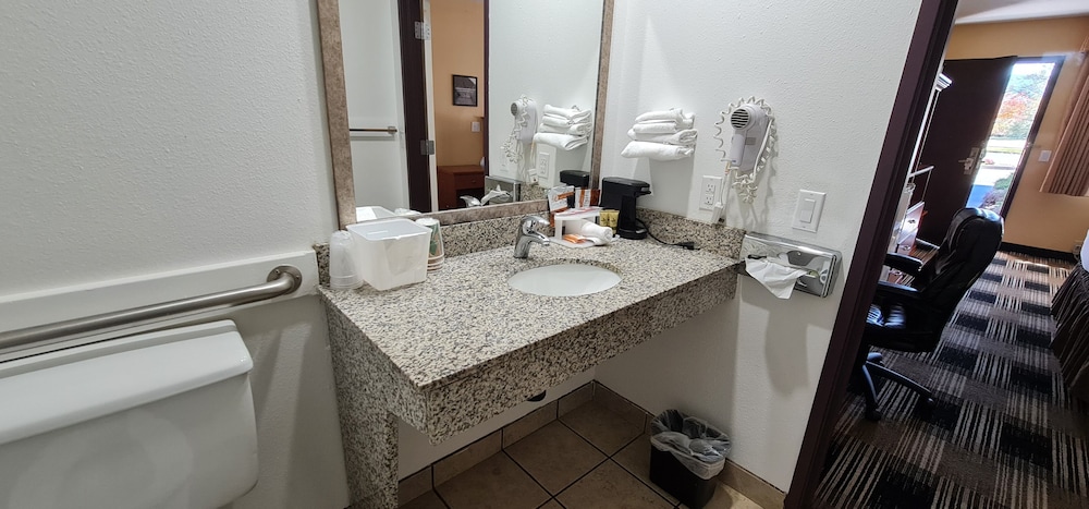 Oakridge Inn & Suites - photo 26