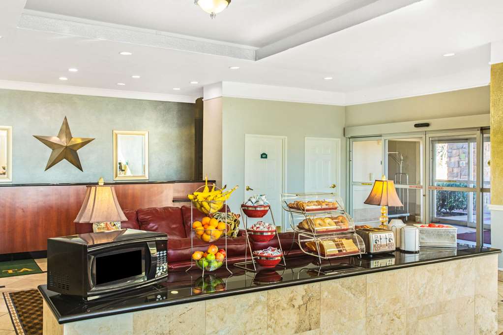 La Quinta Inn & Suites by Wyndham Belton Temple South - photo 4