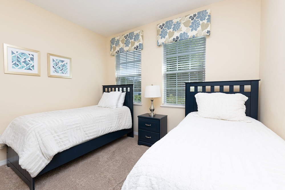 Newly Remodeled 1 story 5 Bed 5 Bath with Pvt Pool Spa And Game Room - photo 12