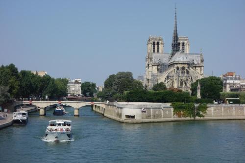 Paris Sur Seine Chez Caroline