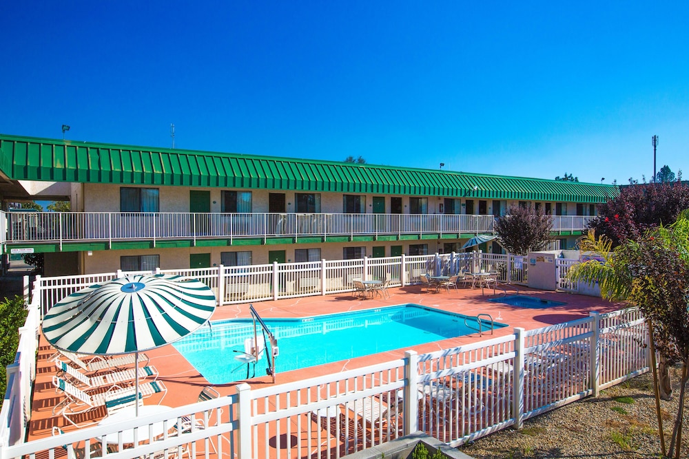 University Inn - carbon neutral hotel in Fresno