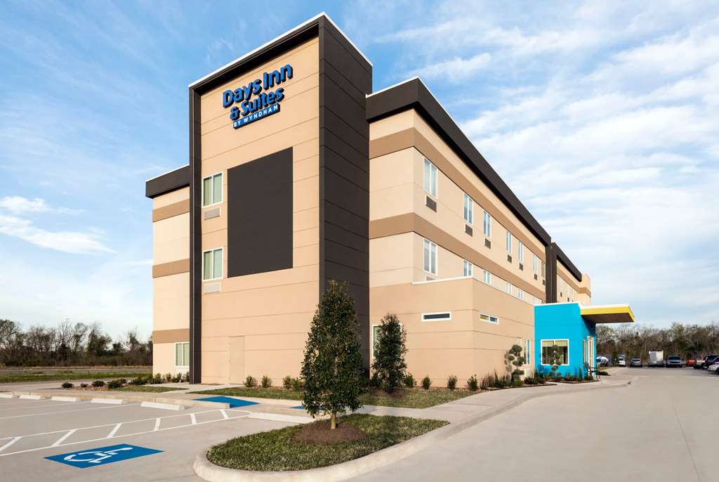 Days Inn & Suites by Wyndham Beaumont West I 10 & Walden - photo 2