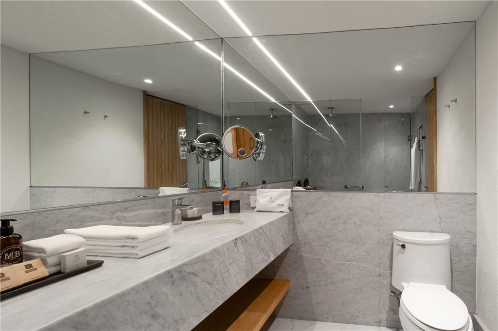 Camino Real Club Superior bathroom