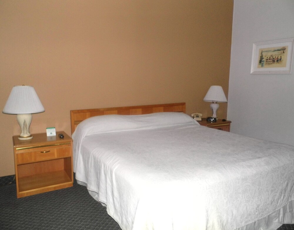 Bradford Inn & Suites - photo 18