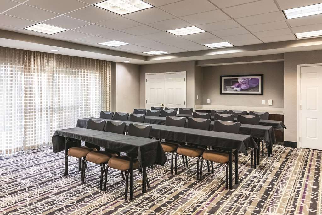 La Quinta Inn & Suites by Wyndham Orlando Airport - photo 61