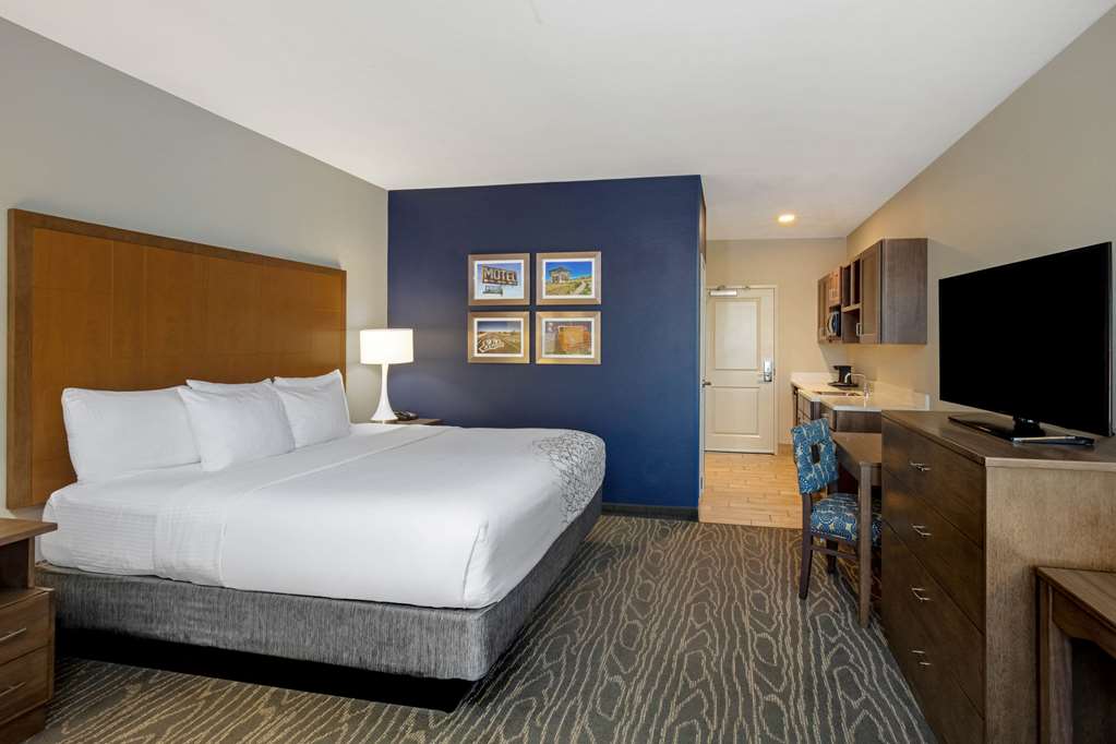 La Quinta Inn & Suites by Wyndham Kingman - photo 24