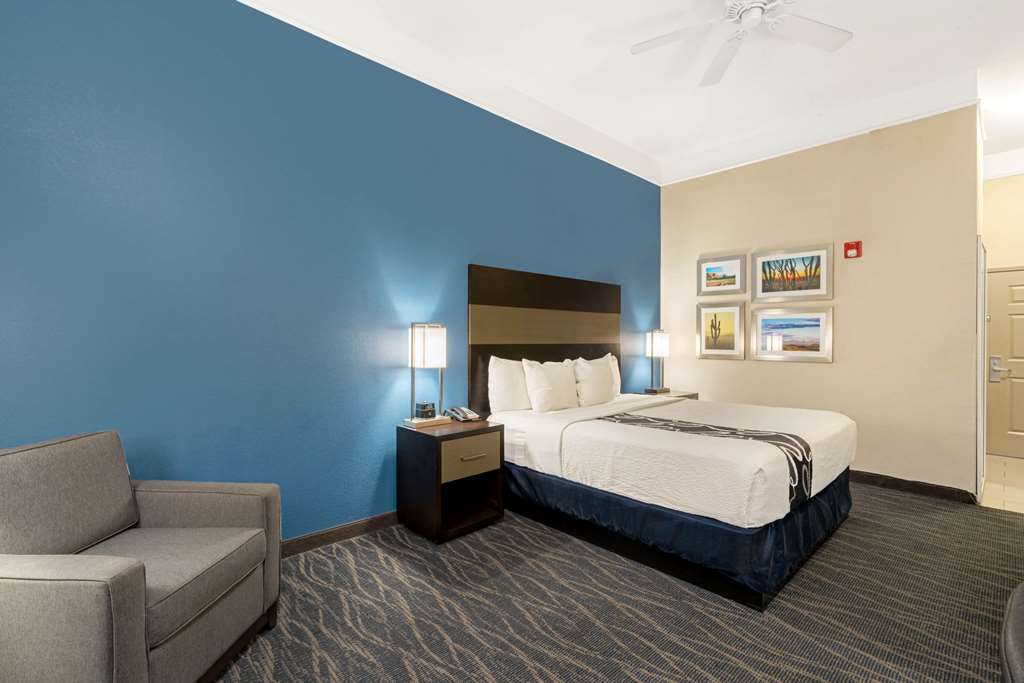 La Quinta Inn & Suites by Wyndham Phoenix I 10 West - photo 28