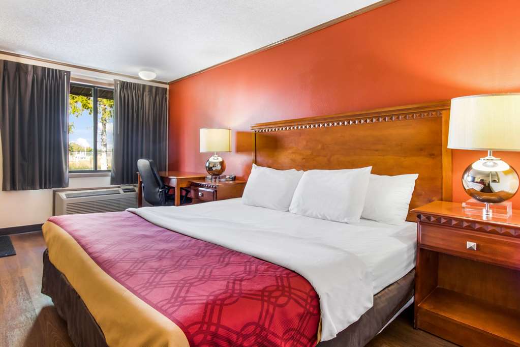 Econo Lodge Norwalk - photo 10