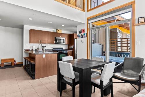 Kookaburra Lodge #401 By Bear Country — 4-Star Luxury Hotel in Chase, Canada