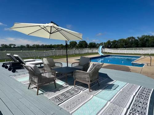Farmhouse with Heated Pool on almost 160 Acres — 4-Star Luxury Hotel in Elkhorn, United States