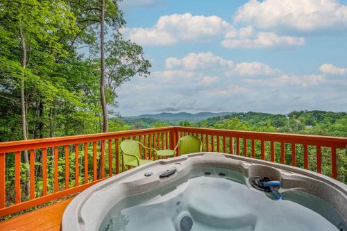 Hot Tub Cute Studio Cabin Views Private Relax — 4-Star Luxury Hotel in Sevierville, United States