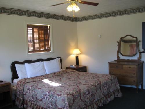 White Columns Motel - photo 13