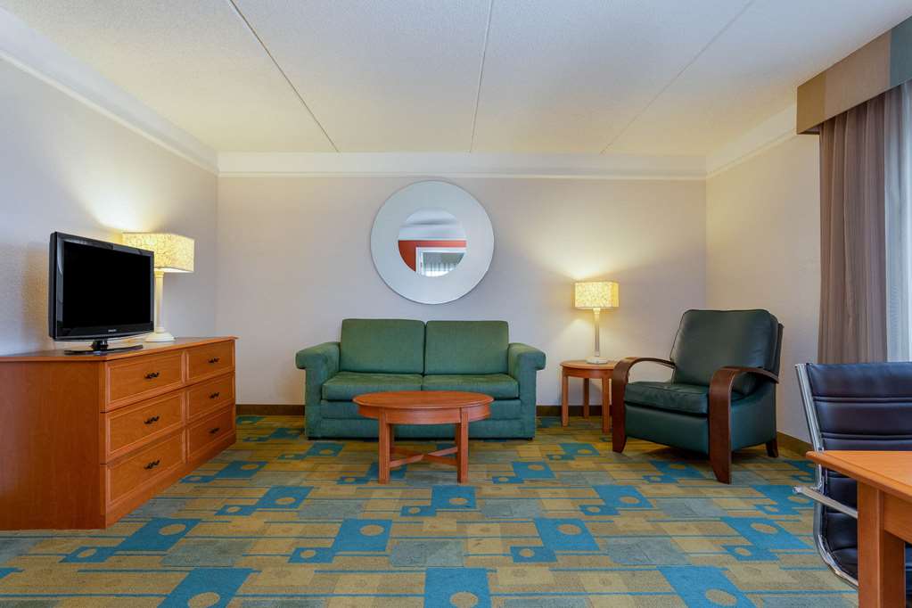 La Quinta Inn & Suites by Wyndham Lakeland West - photo 19