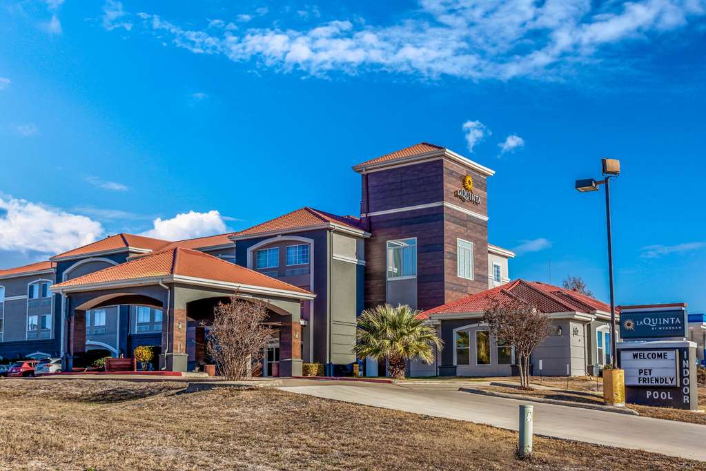 La Quinta Inn & Suites by Wyndham Kerrville - photo 2