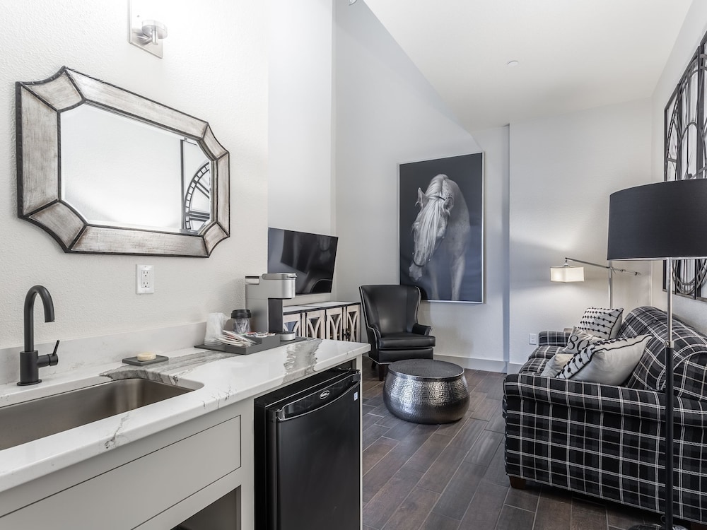 Millsap Suites by Pioneer Pocket Hotel - photo 12