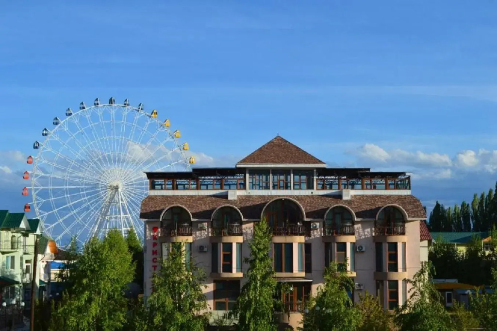 Kristall Hotel — hotel in Balykchy