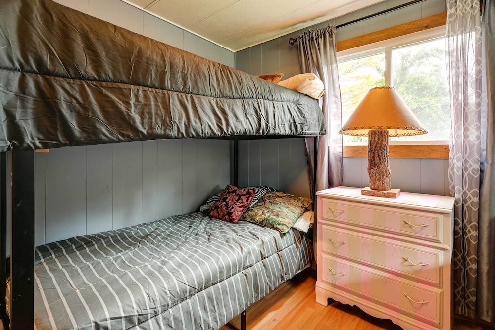 Cozy Bay City Abode w Deck & Fire Pit Near Lakes in Bay, United States