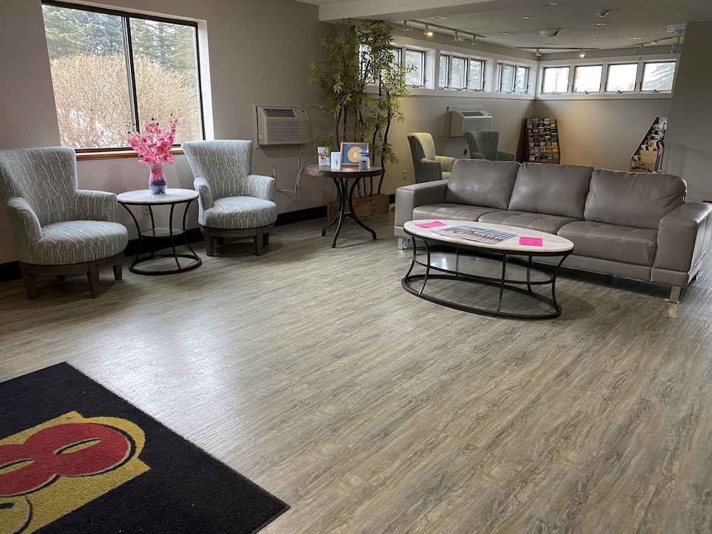 Super 8 by Wyndham Houghton Lake - photo 3