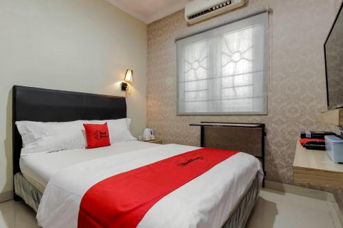 RedDoorz Plus near Lippo Cikarang Mall in Bekasi, Indonesia