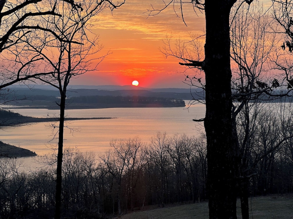 Falling Stars at Bull Shoals Lake in Oakland, United States